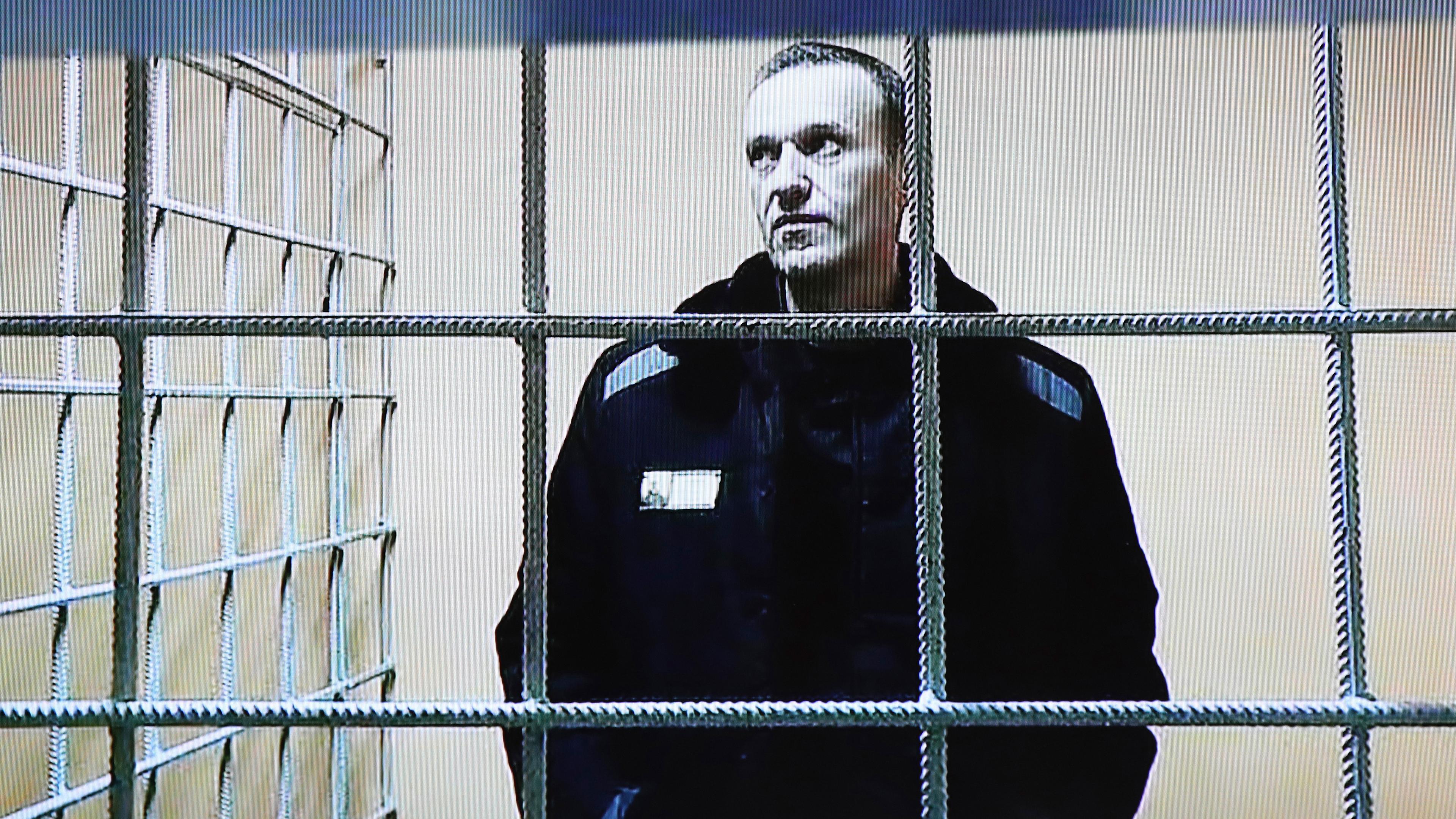 Alexej Nawalny, Oppositionsführer aus Russland, ist während einer Gerichtssitzung per Videoverbindung aus einem Gefängnis zu sehen, aufgenommen am 28.12.2021 in Petushki (Russland)