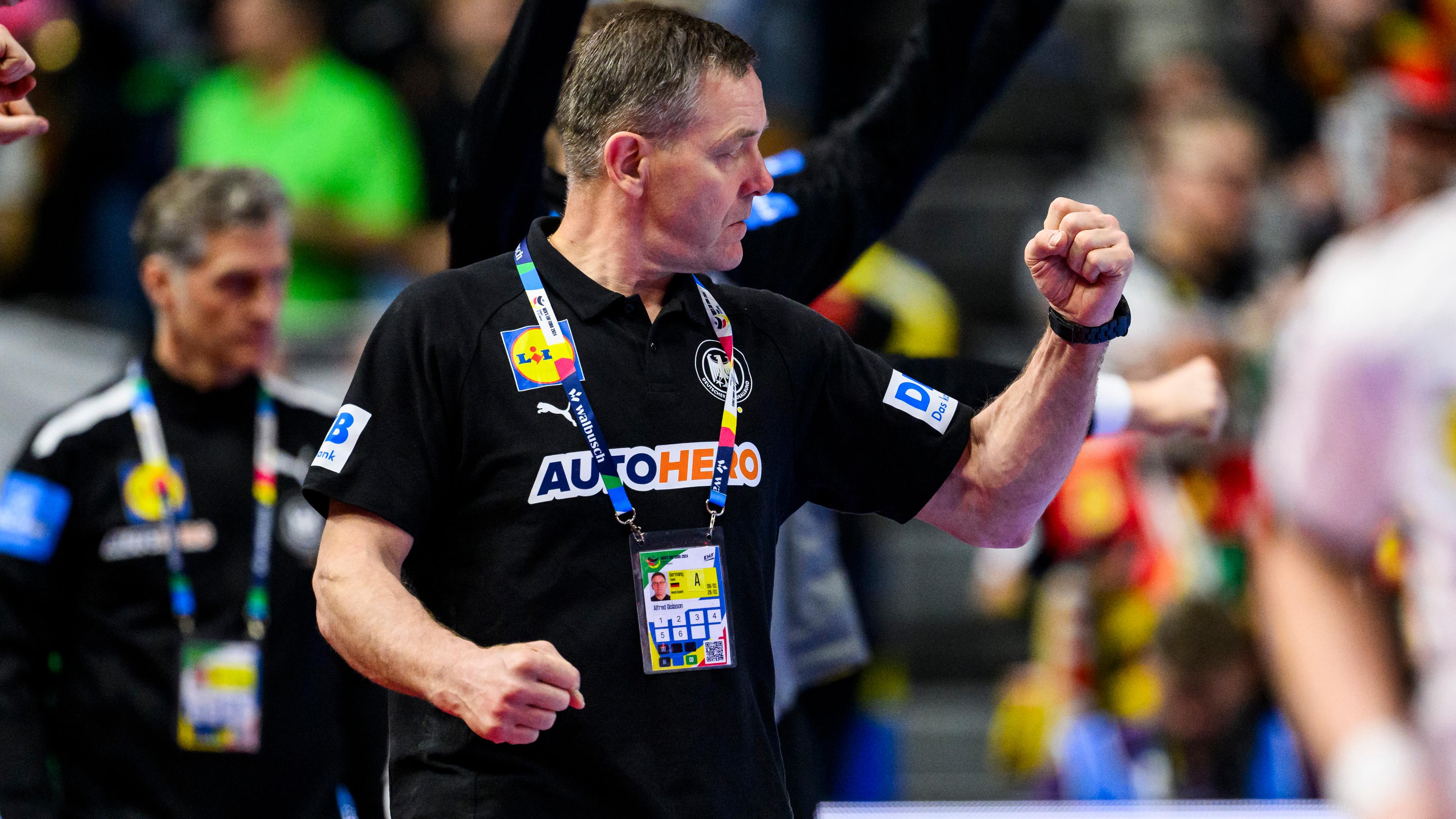 Nordrhein-Westfalen, Köln: Handball: EM, Schweden - Deutschland, Finalrunde, Finalrunde, Spiel um Platz 3, Lanxess Arena. Deutschlands Trainer Alfred Gislason jubelt.