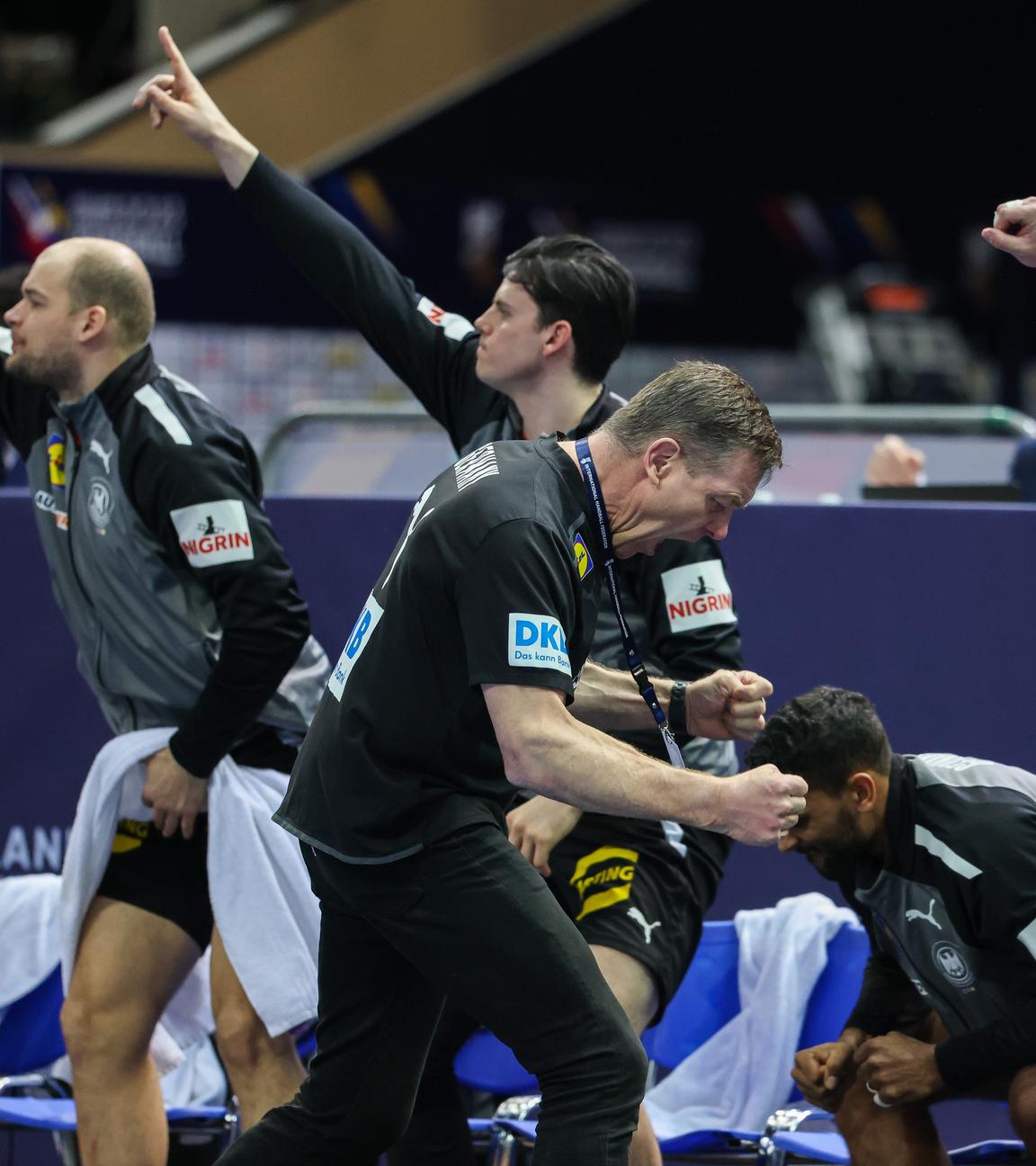21.01.2023, Polen, Kattowitz: Handball: WM, Niederlande - Deutschland, Hauptrunde, Gruppe 3, 2. Spieltag im Spodek Kattowitz. Deutschlands Trainer Alfred Gislason jubelt. 