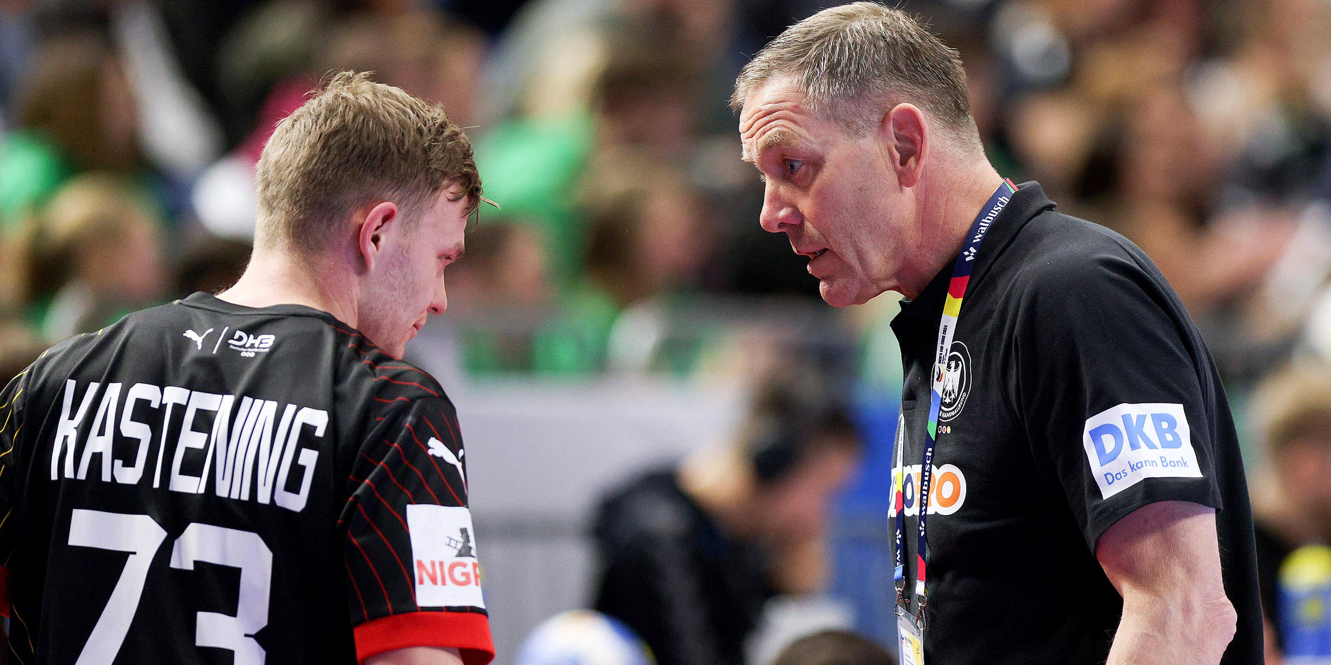 Trainer Alfred Gislason (Deutschland) ist mit Timo Kastening (Deutschland, 73) unzufrieden. Handball EHF EURO 2024, Länderspiel zwischen Deutschland und Österreich am 20. Januar 2024 in Köln