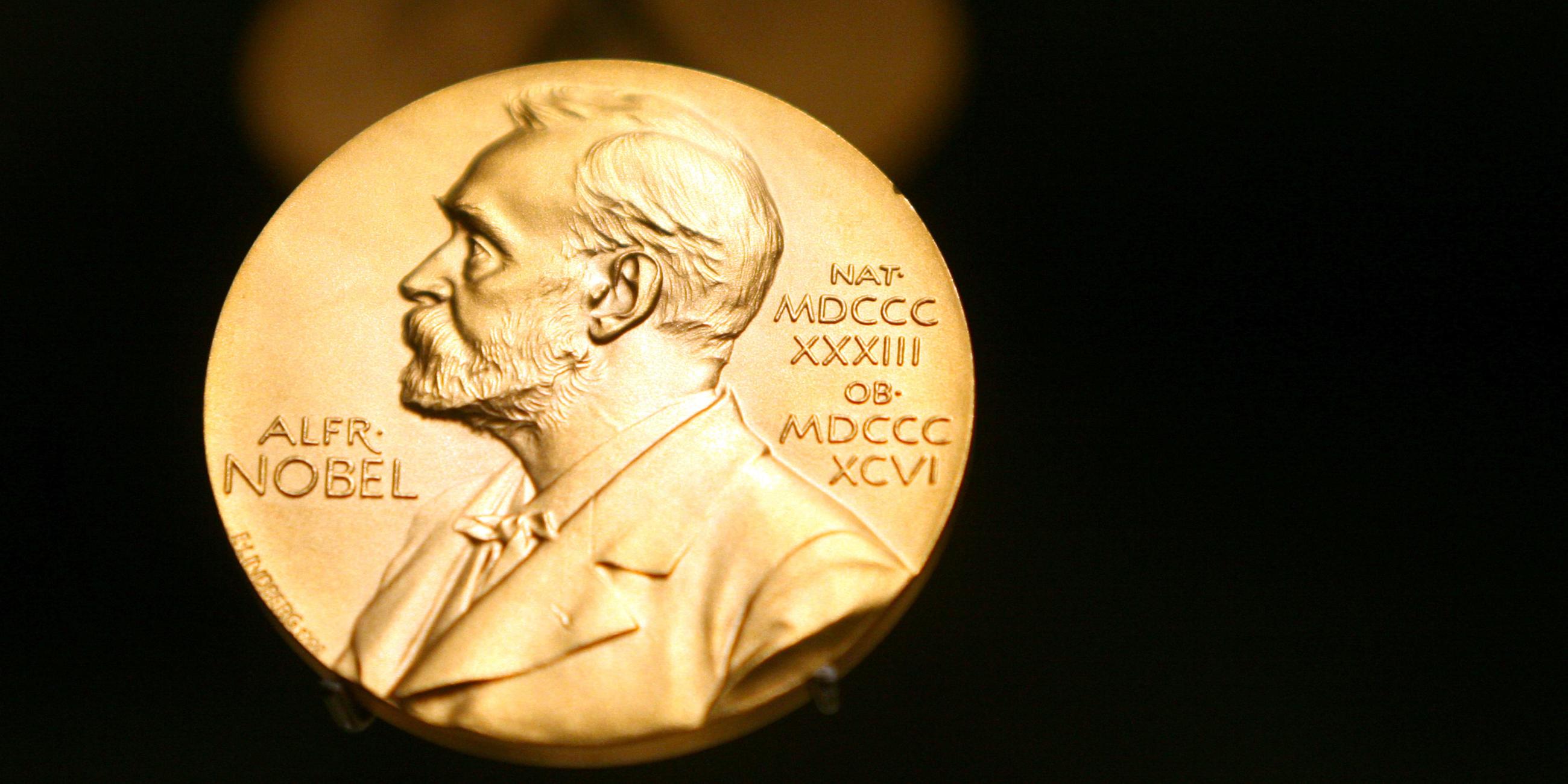 Eine Medaille zeigt ein Abbild von Alfred Nobel.
