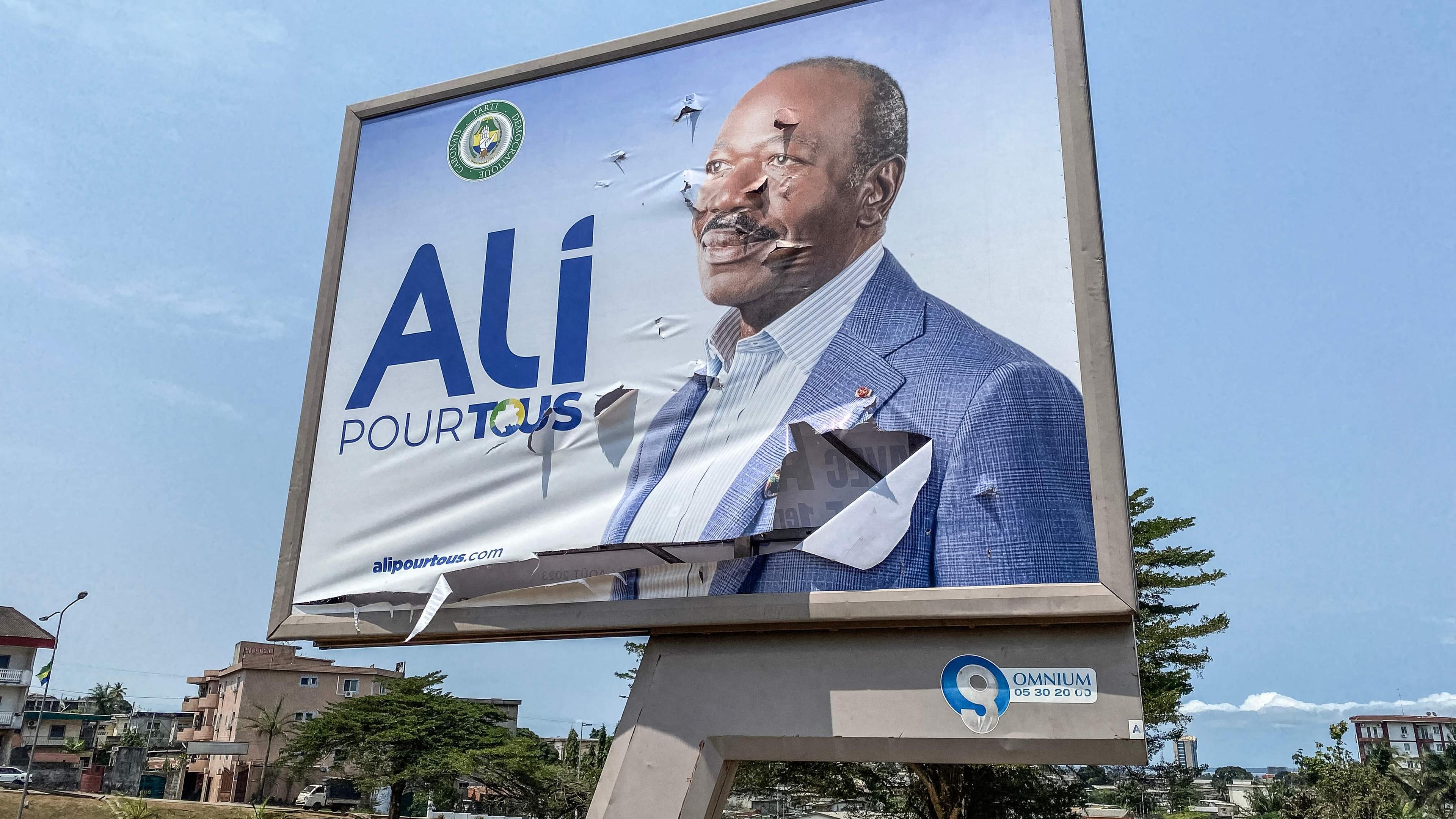 Ansicht eines abgerissenen Wahlkampfplakats des gestürzten gabunischen Präsidenten Ali Bongo Ondimba in Libreville am 31. August 2023