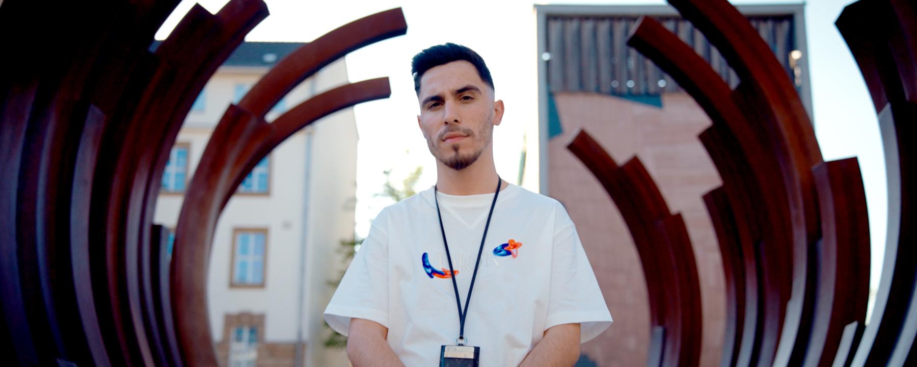 Ali471 steht in einer Metallkonstruktion, die wie ein riesiges Gerippe aussieht.