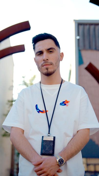 Ali471 steht in einer Metallkonstruktion, die wie ein riesiges Gerippe aussieht.