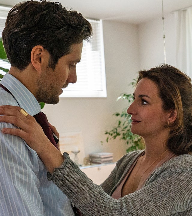 "Letzte Spur Berlin - Alibi": Magda Siebert (Karoline Teska) und ihr Mann Martin (Christian Natter) stehen sich in ihrem Wohn-/Esszimmer gegenüber und sehen sich in die Augen. Magda hat ihre Hände auf den Schultern ihres Mannes liegen. Martin umfasst ihre Hüfte.