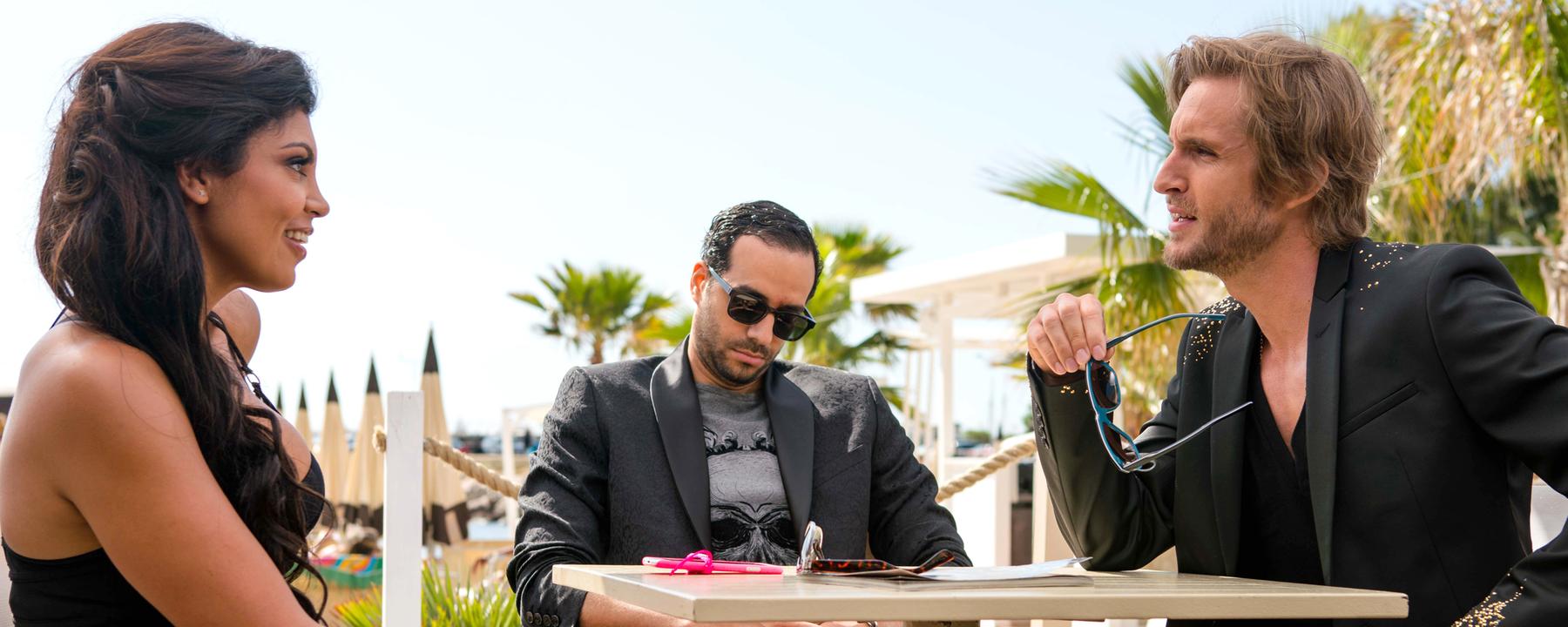 Cynthia (Nawell Madani, l.), Grégorys Mitarbeiter Mehdi (Tarek Boudali) und Grégory (Philippe Lacheau, r.)