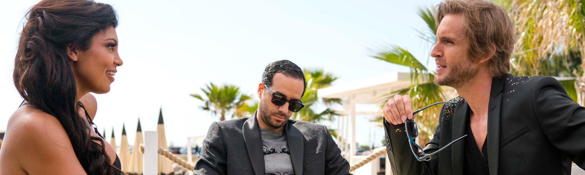 Cynthia (Nawell Madani, l.), Grégorys Mitarbeiter Mehdi (Tarek Boudali) und Grégory (Philippe Lacheau, r.)