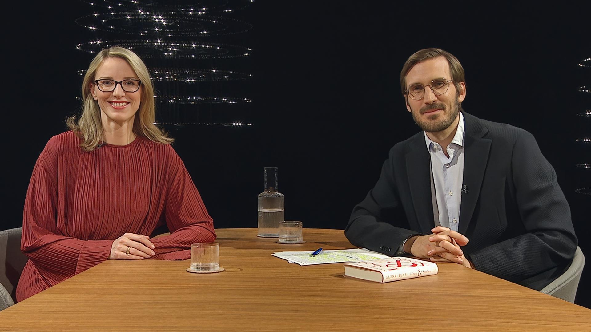 Alina Buyx, Medizinethikerin und Ärztin, mit Moderator Yves Bossart