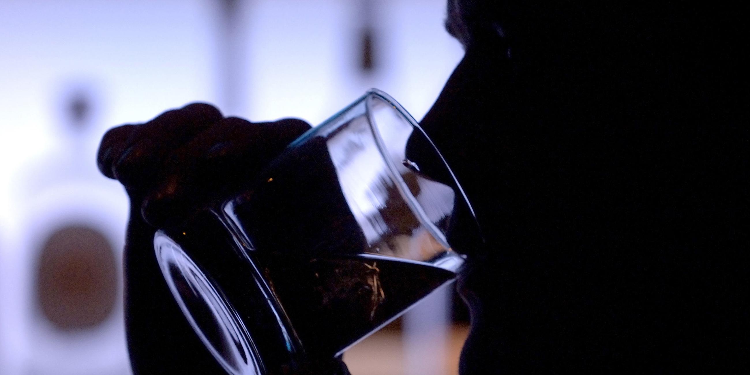Ein Barbesucher trinkt Whiskey aus einem Tumbler (Symbolbild).