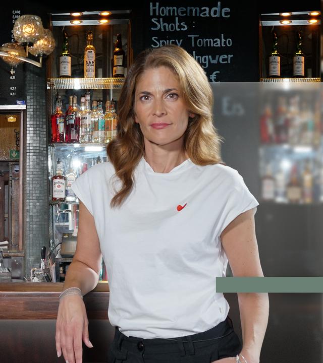 Katty Salié in einer Bar