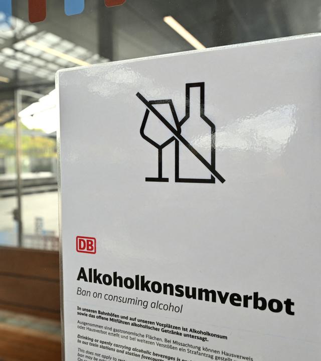 Schild mit Aufschrift "Alkoholverbot" an einem Bahngleis