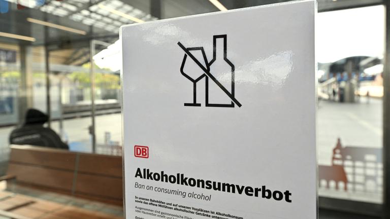 Schild mit Aufschrift "Alkoholverbot" an einem Bahngleis
