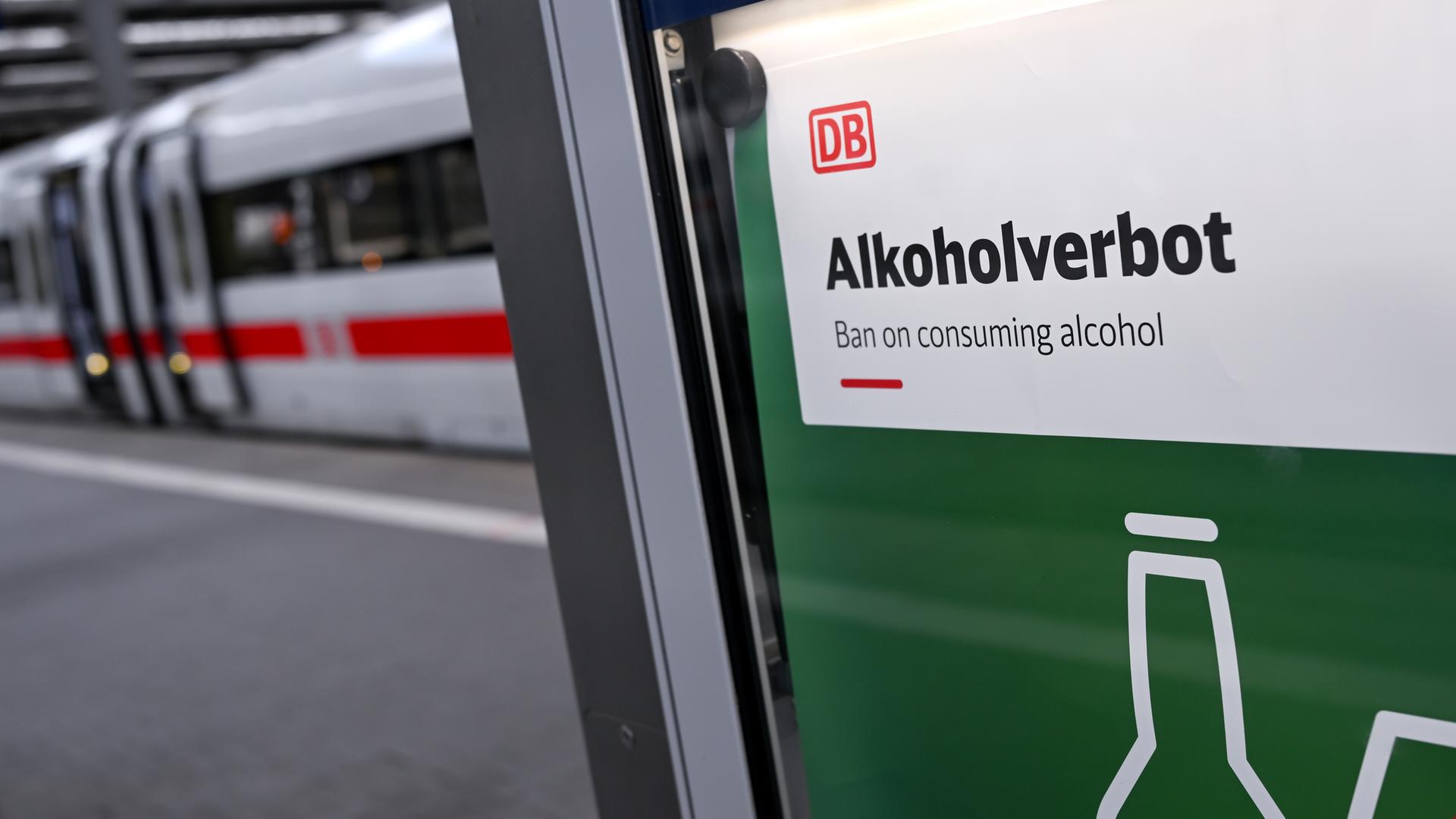 Ein Hinweisschild auf das Alkoholverbot hängt am Hauptbahnhof an einem Bahnsteig.