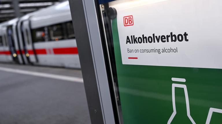 Ein Hinweisschild auf das Alkoholverbot hängt am Hauptbahnhof an einem Bahnsteig.