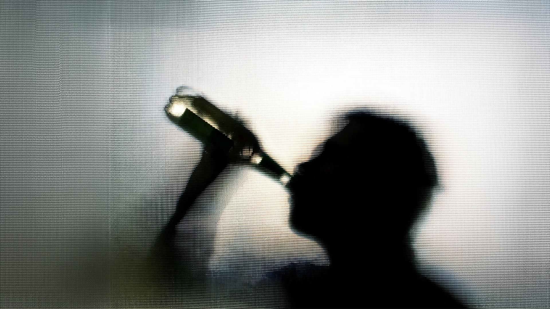 Mann trinkt aus einer Flasche.