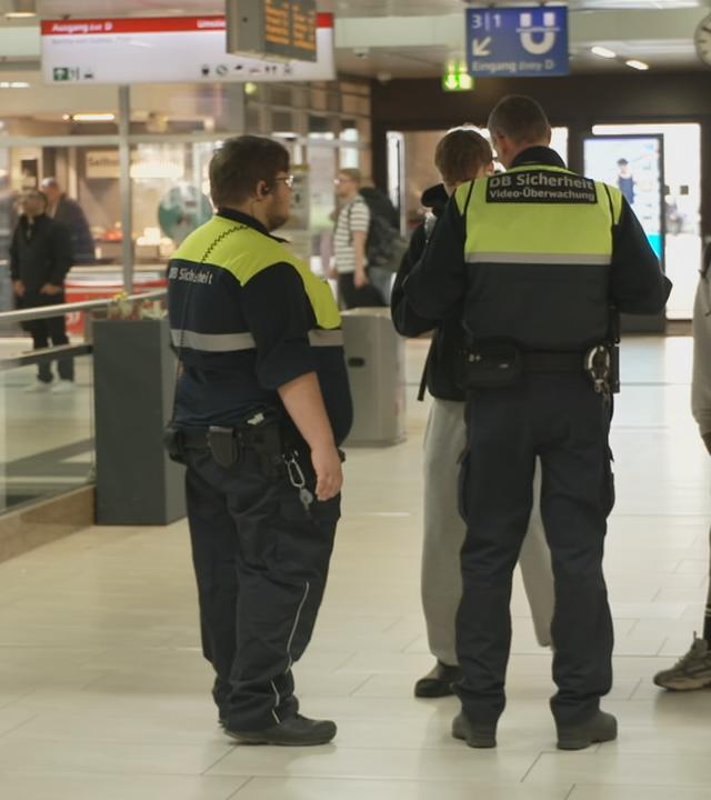 DB Sicherheit am Bahnhof kontrolliert einen Jugendlichen