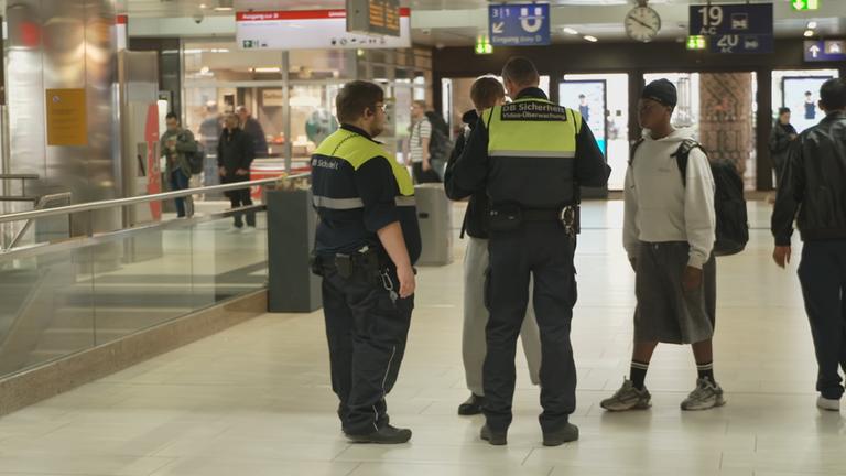 DB Sicherheit am Bahnhof kontrolliert einen Jugendlichen