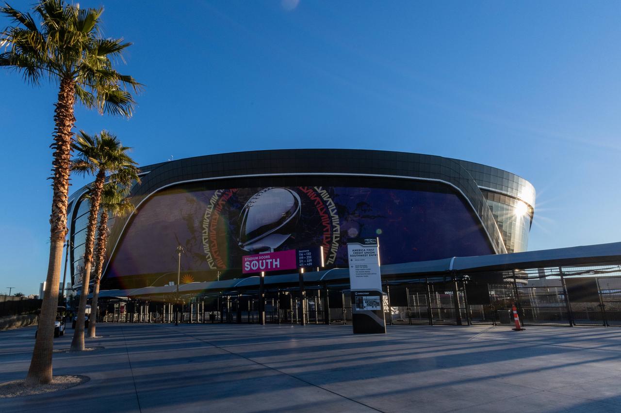 Blick auf das Allegiant Stadion vor der Austragung des NFL Super Bowl LVIII in Las Vegas, Nevada, am 31.01.2024.