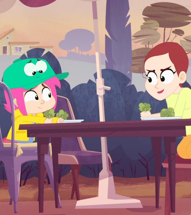 Rebecca und ihre Mutter sitzen sich am Gartentisch gegenüber. Beide haben Brokkoli in der Hand und lächeln sich zu. Auf Rebeccas Kopf sitzt Ernest in Hut-Form.