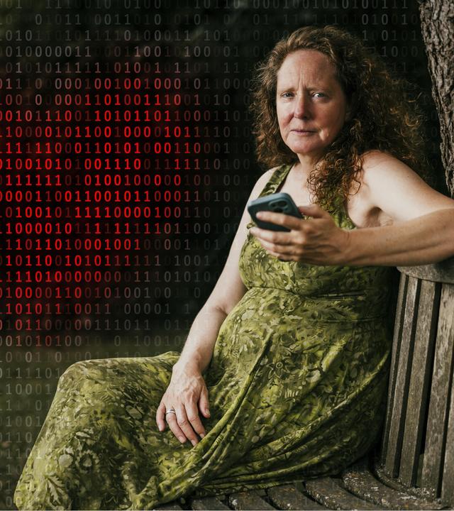 Anja sitzt auf einer Bank an einem Baum, hat ein Handy in der Hand, ihr Blick geht ins Leere. Auf der linken Seite liegt im Hintergrund ein Binärcode, in dem ein rotes Herz markiert ist.