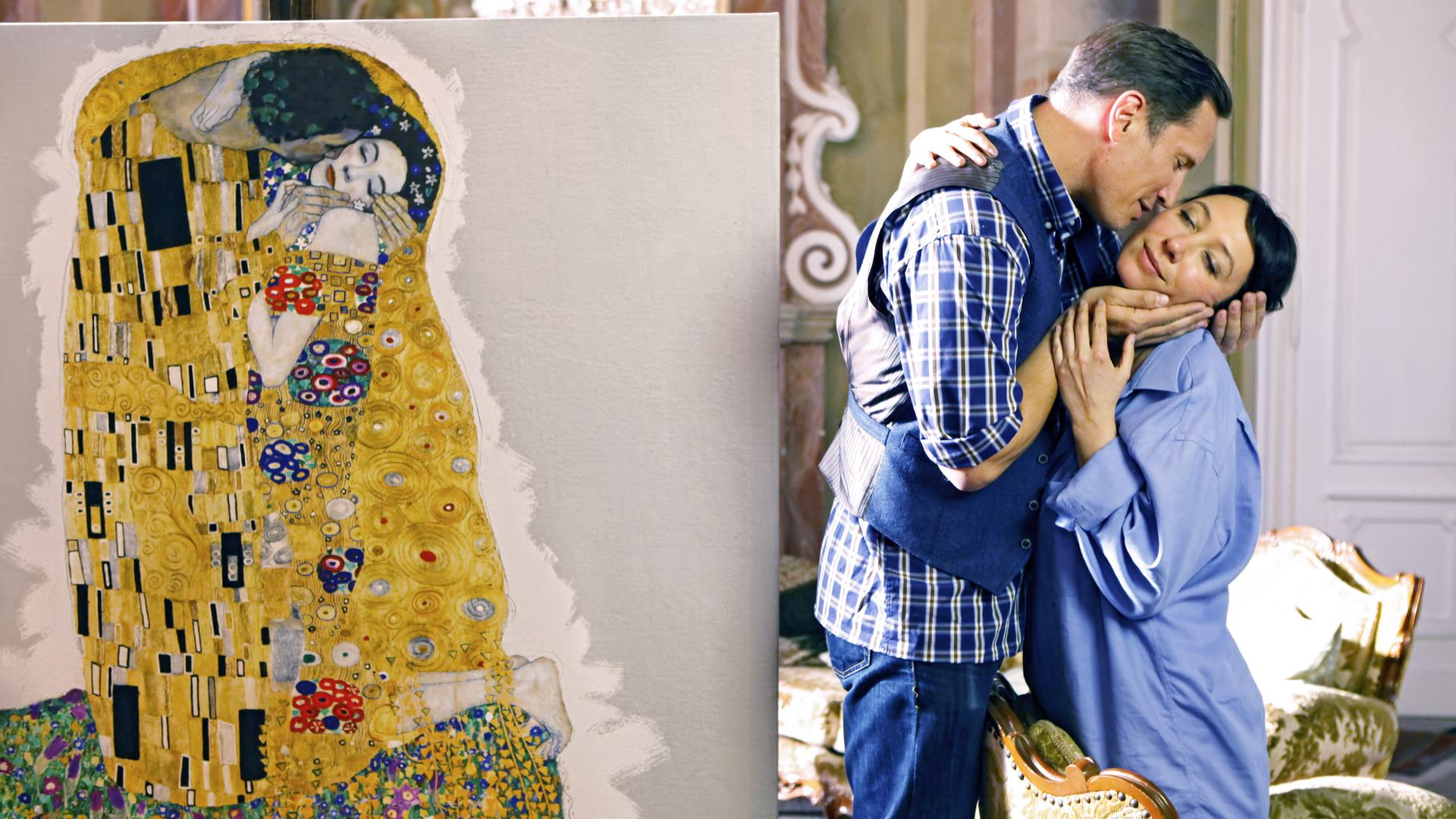 Benno Fürmann (Leopold von Hohensinn) und Ursula Strauss (Isabella Wolf) nben Gustav Klimts Bild "Kuss"