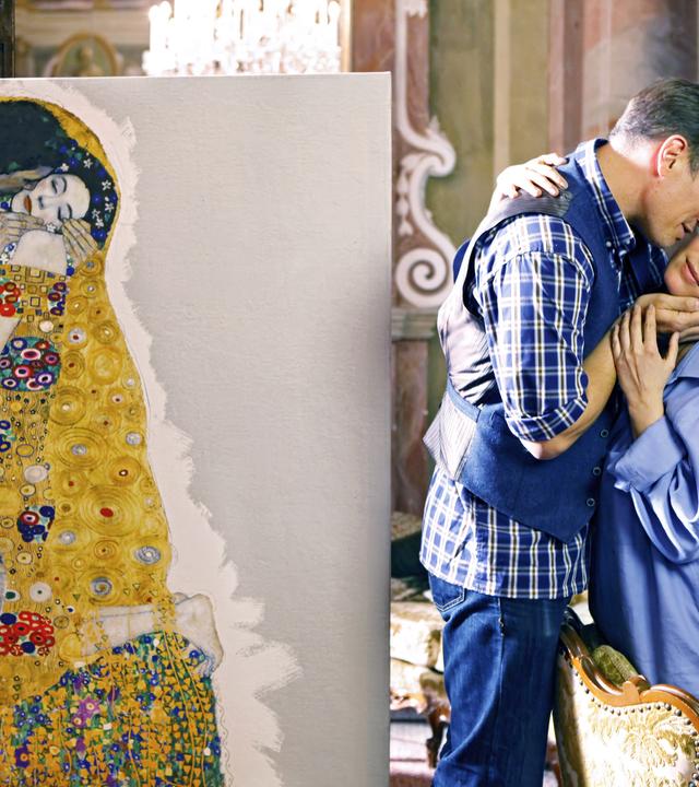 Benno Fürmann (Leopold von Hohensinn) und Ursula Strauss (Isabella Wolf) nben Gustav Klimts Bild "Kuss"