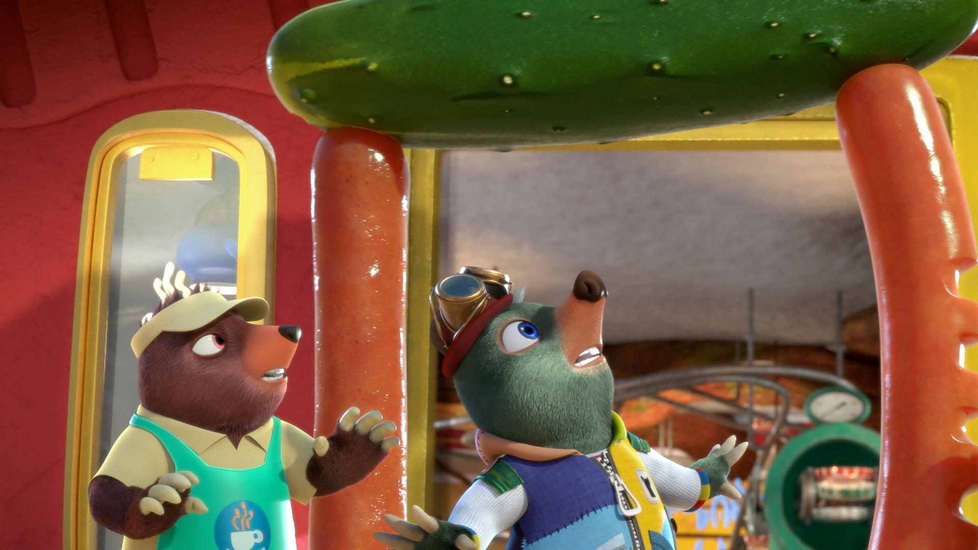 Moley steht im Eingang des Cafés und blickt senkrecht nach oben auf eine große Salatgurke, die gemeinsam mit zwei riesigen Würstchen den Türsturz und die Säulen des Eingangs bildet. Neben ihm sind einige andere Maulwürfe zu sehen.