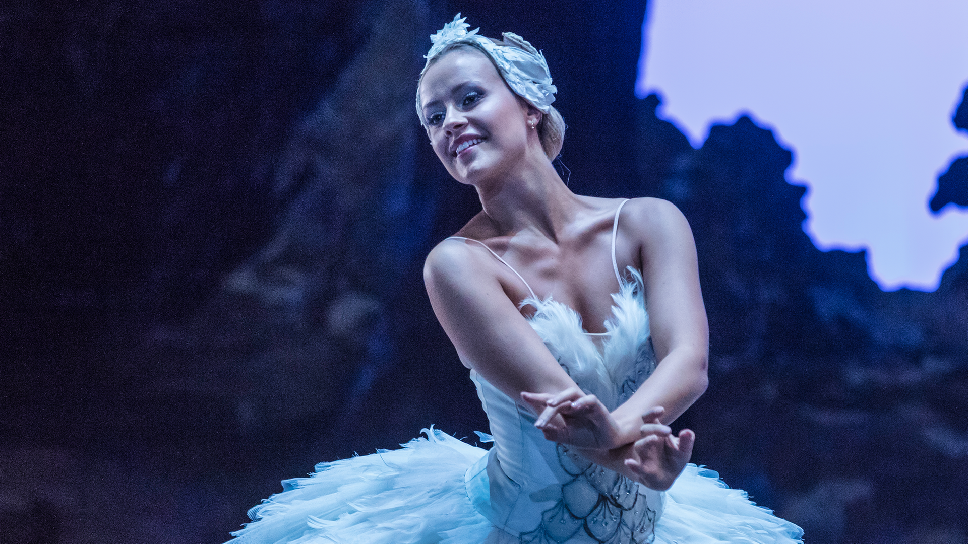 Lena ist überglücklich. Sie hat ihren ersten Auftritt mit der Compagnie auf der Bühne der Pariser Oper.