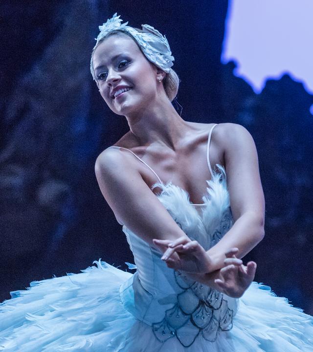 Lena ist überglücklich. Sie hat ihren ersten Auftritt mit der Compagnie auf der Bühne der Pariser Oper.