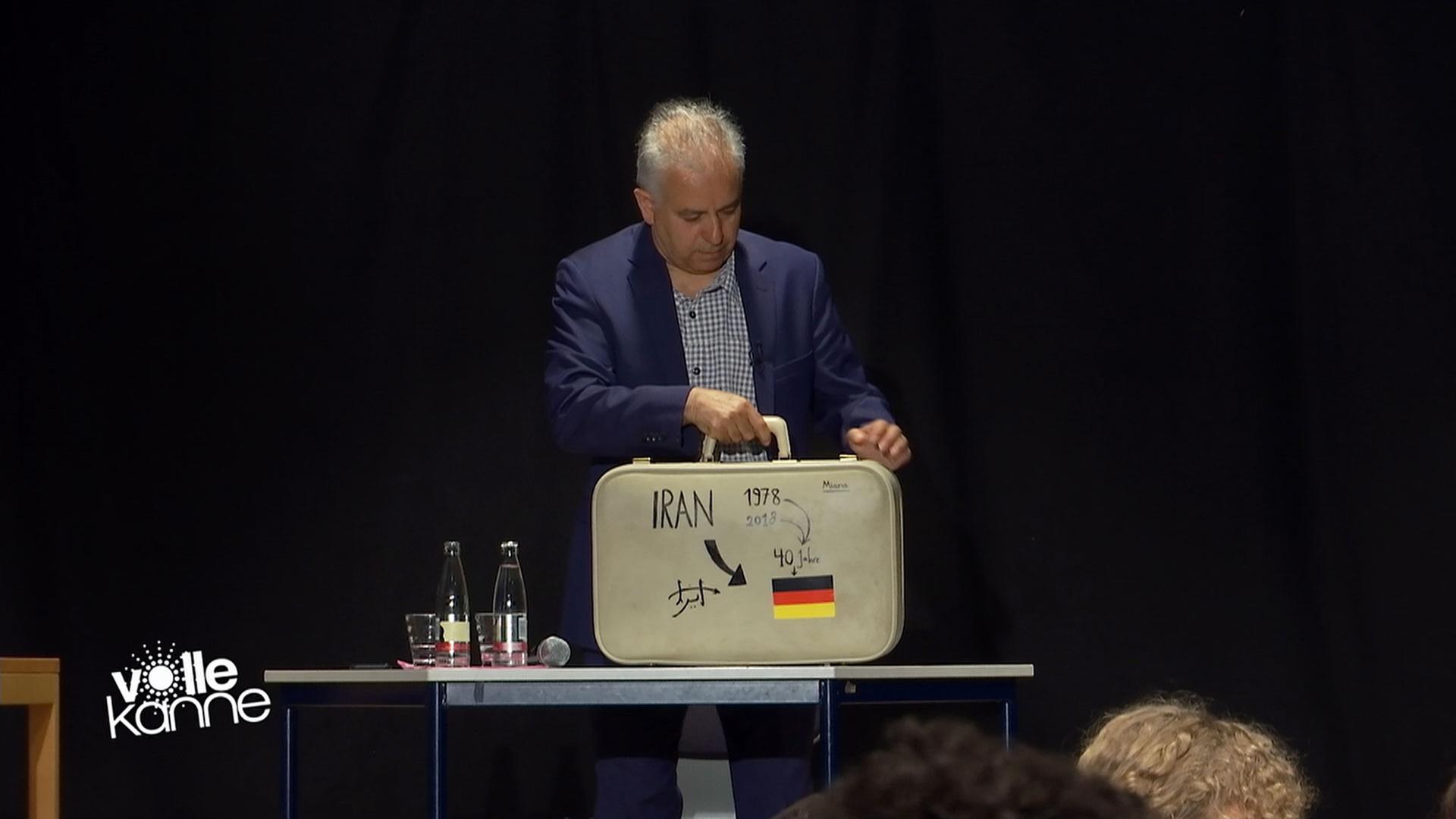 Dr. Rahim Schmidt mit seinem Koffer voller Erinnerungen