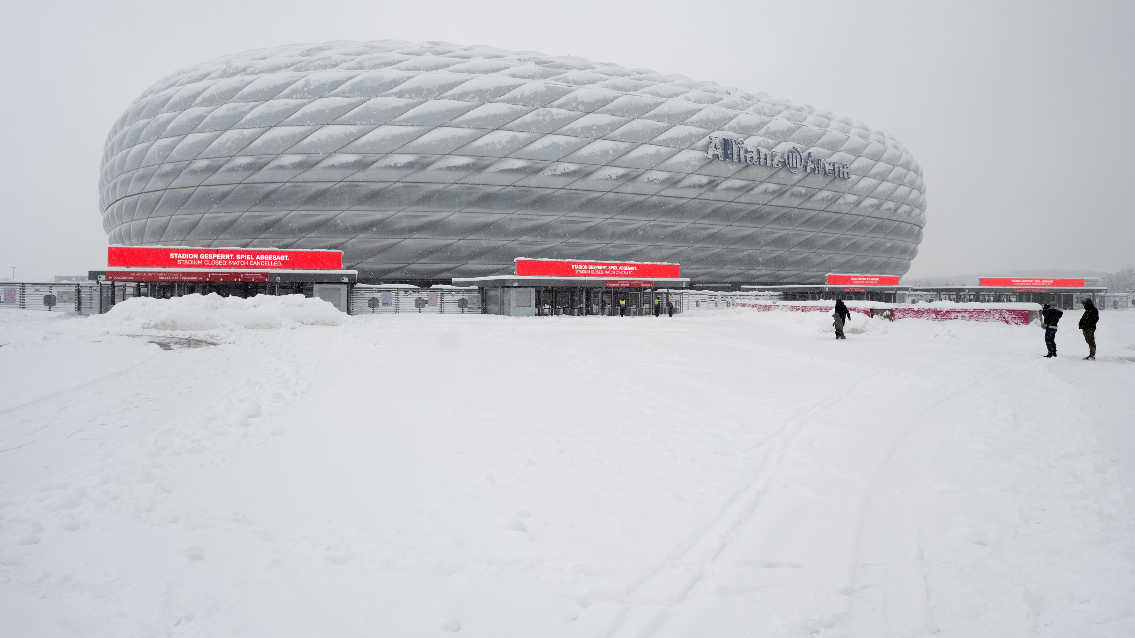 Eine Anzeigentafel mit der Aufschrift "Stadion gesperrt. Spiel abgesagt" ist am 02.12.2023 an der Allianz Arena in München zu sehen.