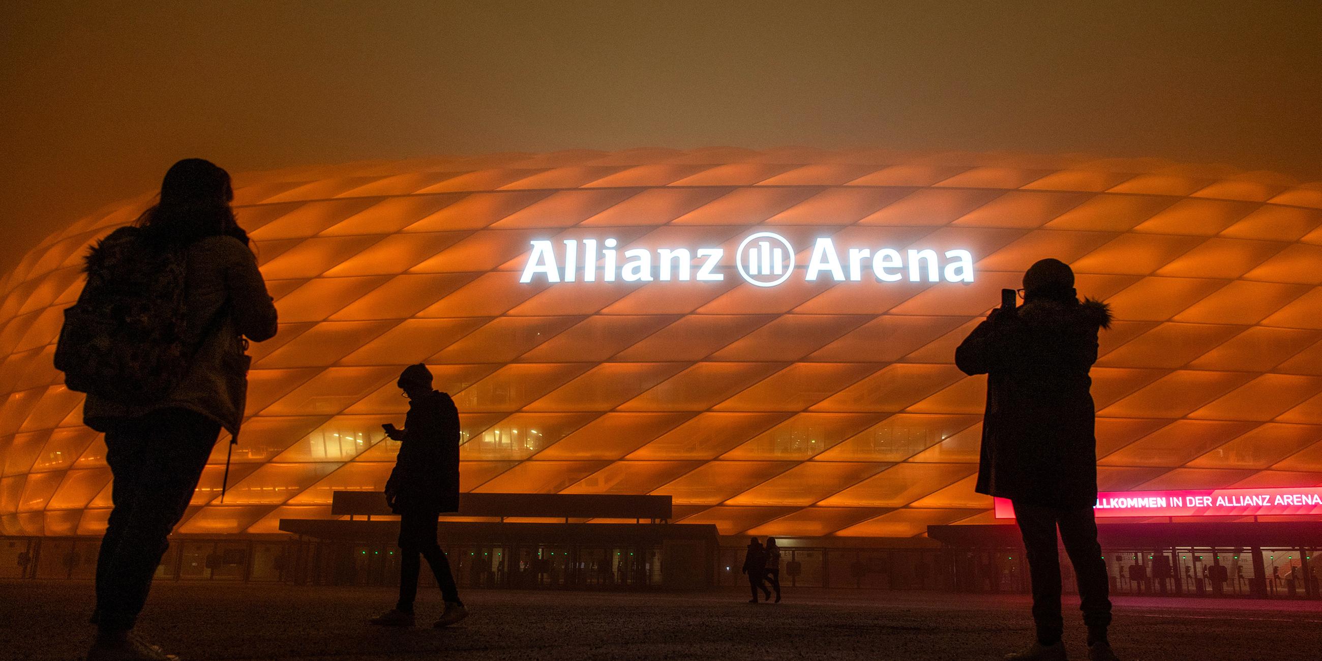 Orange angeleuchtete Allianz Arena als Teil der Kampagne "Orange the world".
