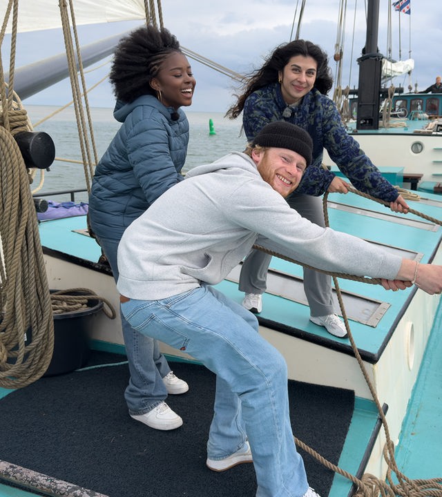 Jafait, Ella und Justus stehen auf einem Segelschiff und ziehen an einem Tau