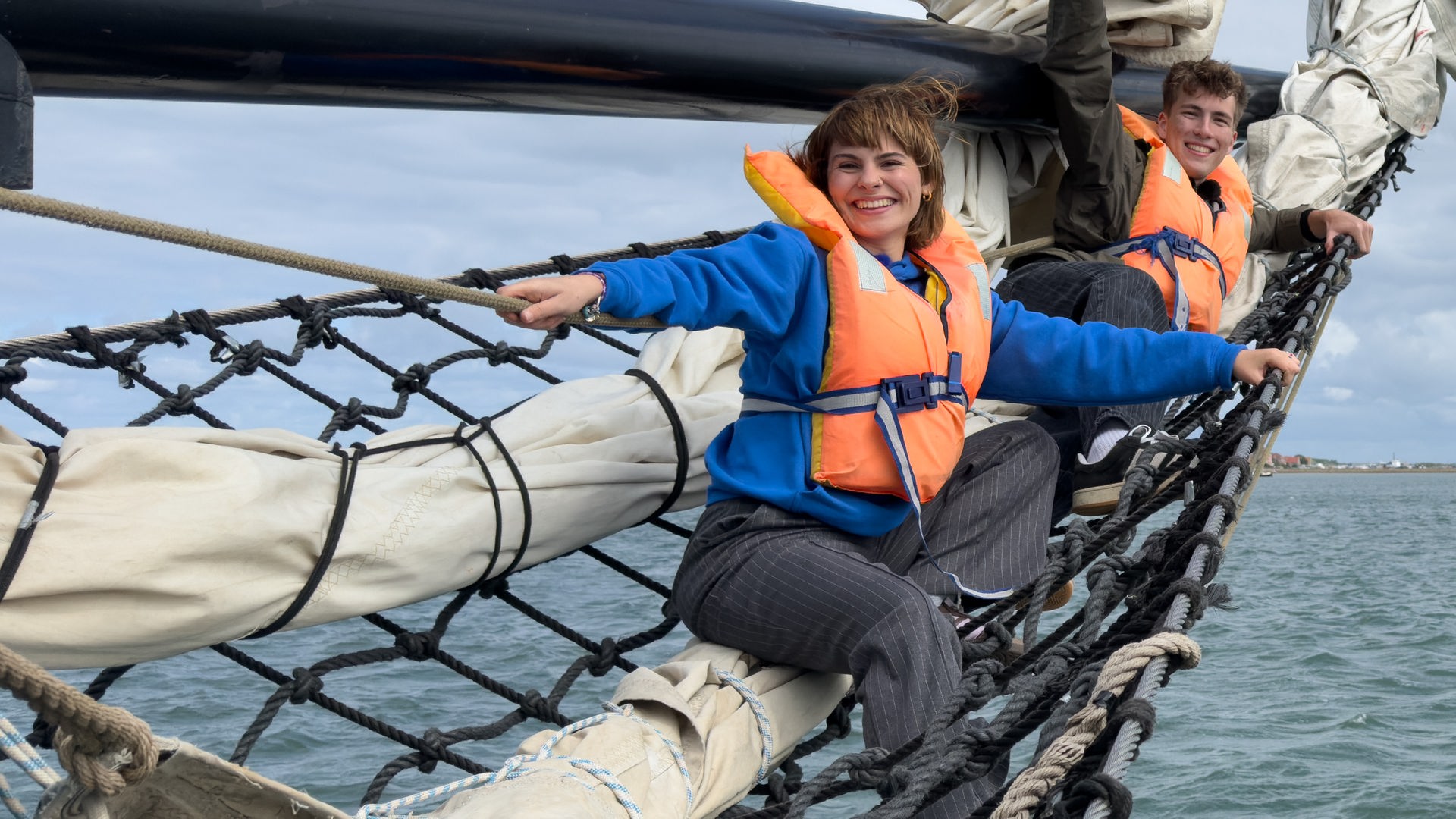 Angelina und Rouven sitzen ganz vorne auf dem Segelschiff