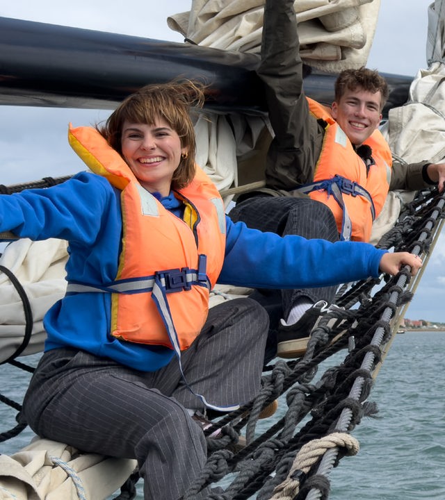 Angelina und Rouven sitzen ganz vorne auf dem Segelschiff