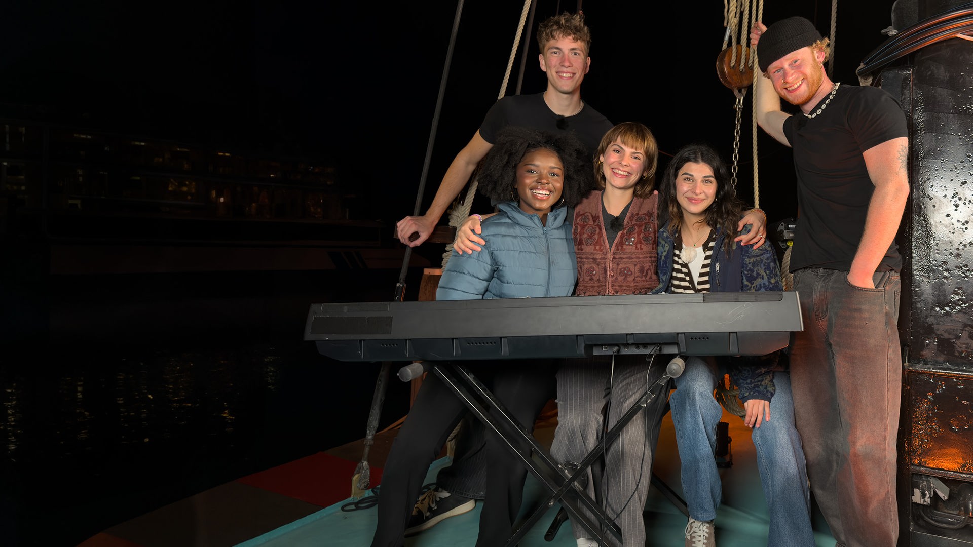 Jafait, Rouven, Angelina, Ella und Justus warten gespannt auf das Konzert bei Nacht auf dem Segelschiff