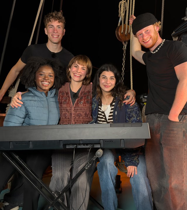 Jafait, Rouven, Angelina, Ella und Justus warten gespannt auf das Konzert bei Nacht auf dem Segelschiff