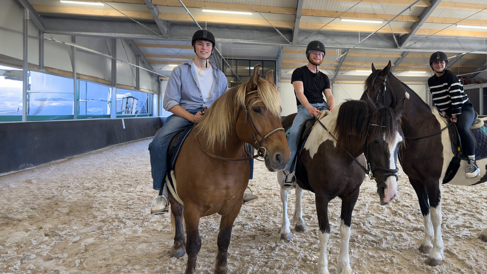 Rouven, Justus und Ella reiten auf einem Pferd