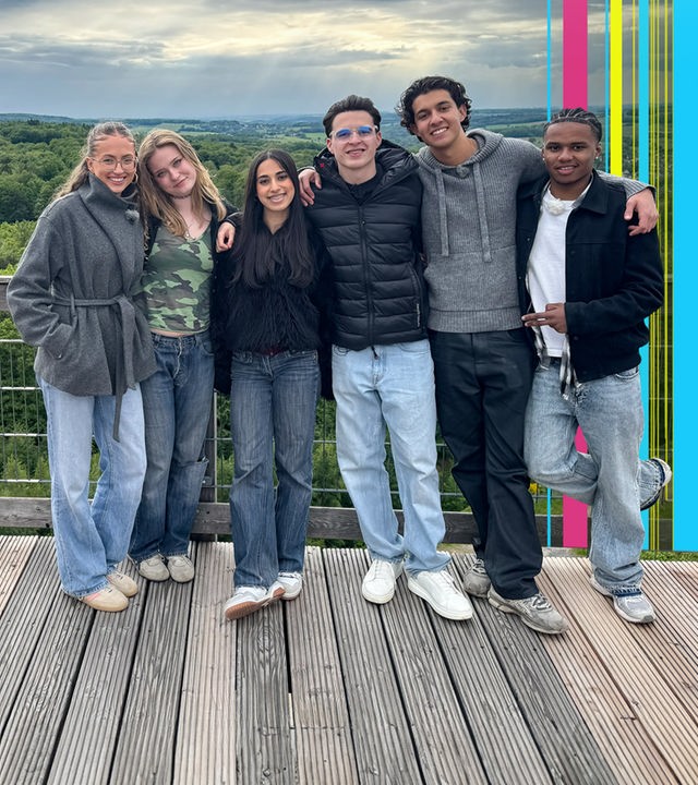 Mahak, Lorian, Nick, Nele, Johanna, Azad stehen auf einer Aussichtsplattform im Wald