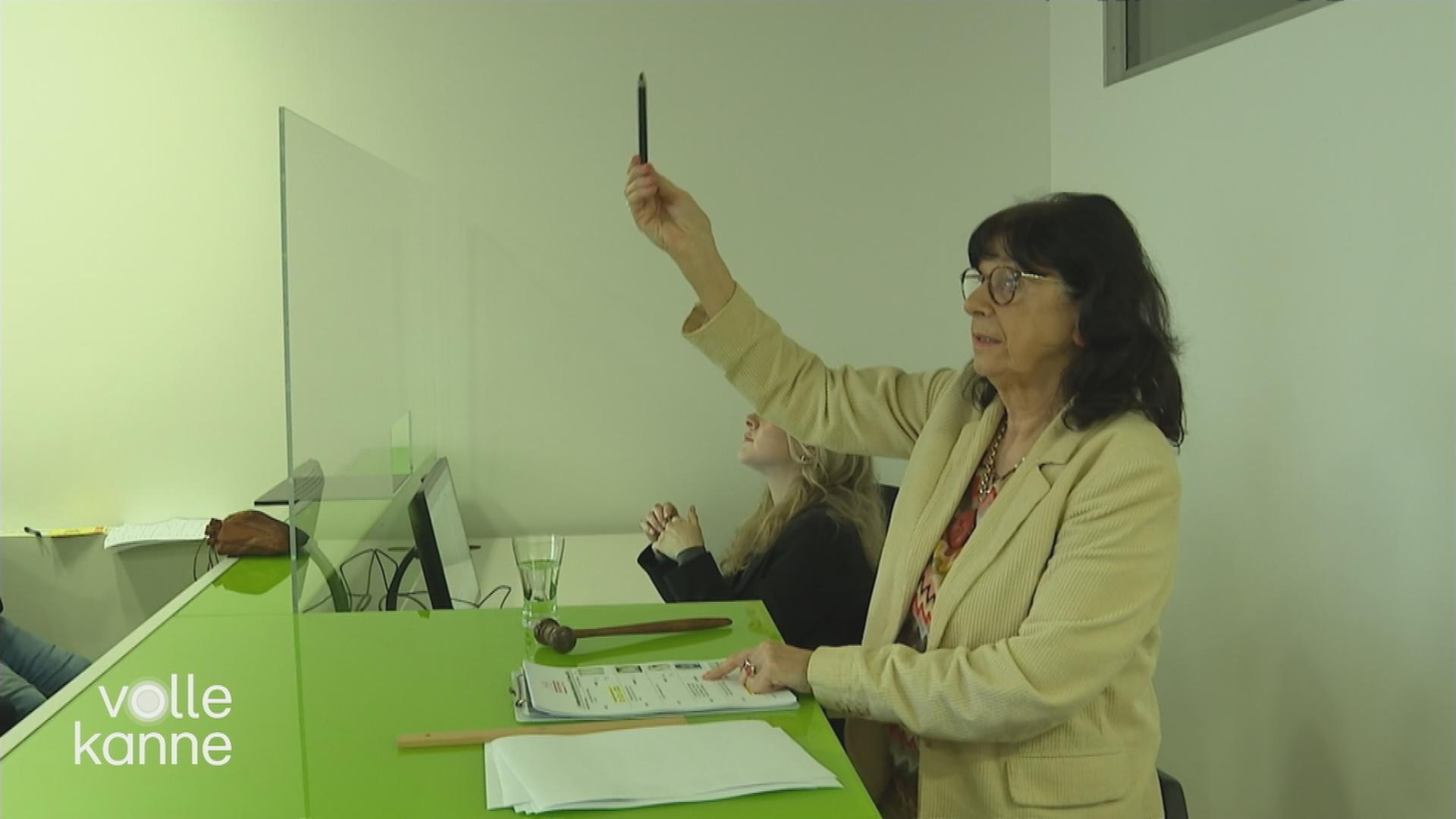 Auktionärin bei einer Versteigerung