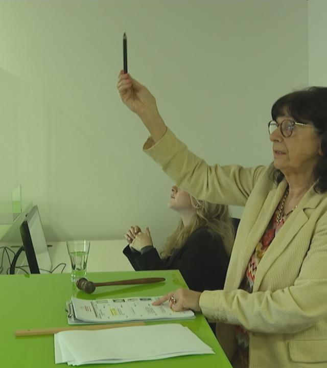 Auktionärin bei einer Versteigerung