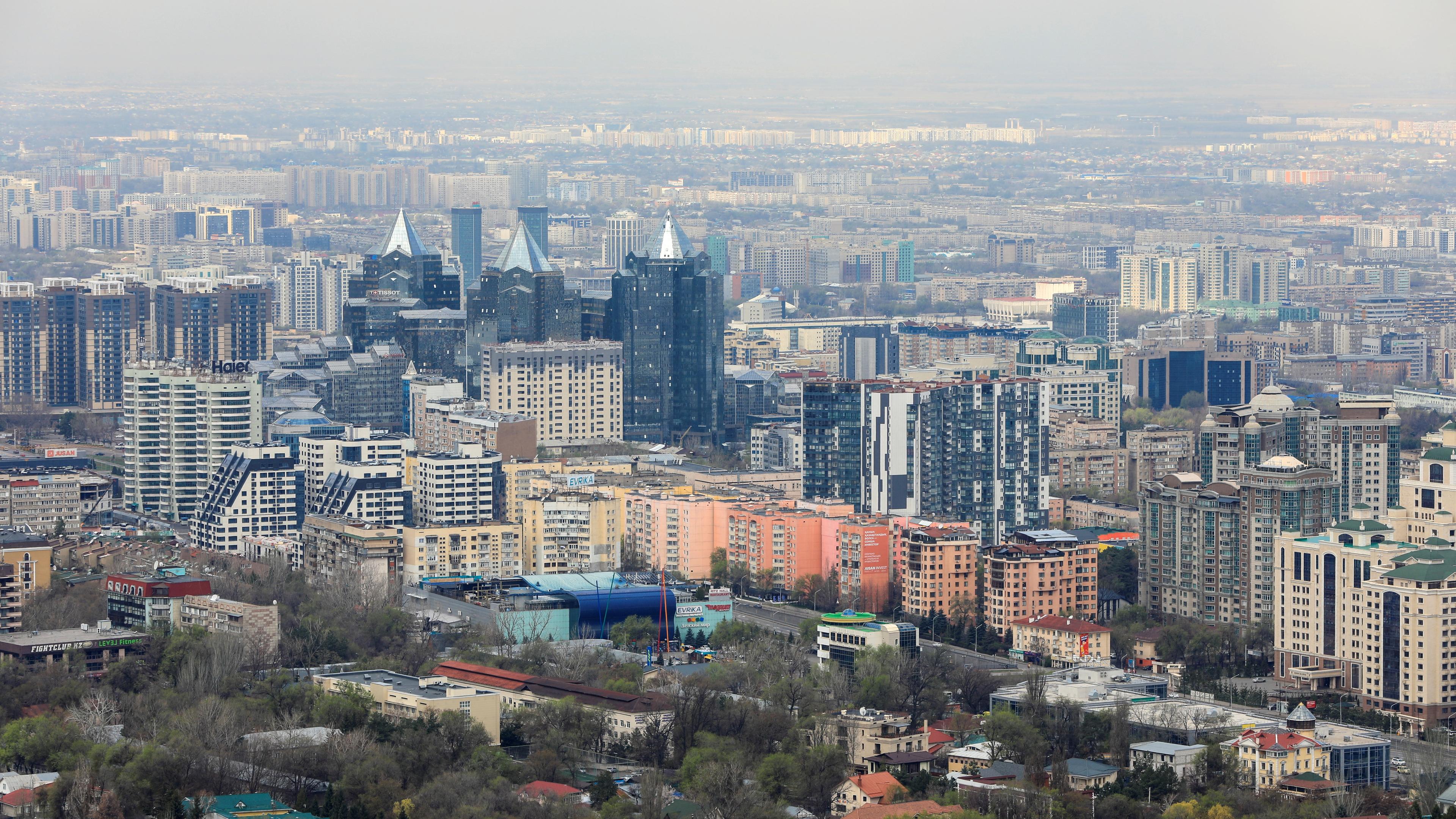 Das Bild zeigt eine Luftaufnahme der Stadt Almaty in Kasachstan.
