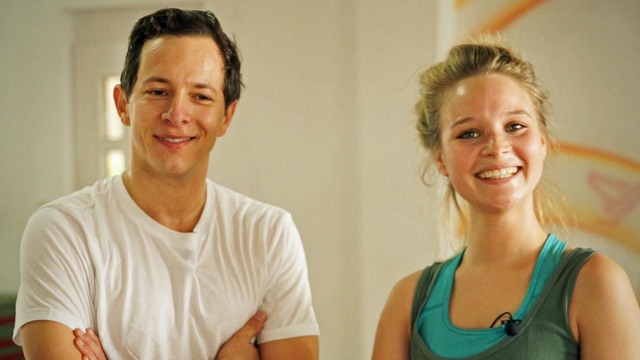 Sonja Gerhardt (r.) und Trystan Pütter (l.) im Interview. Sie berichten von den Tanzerfahrungen, die sie am Set gemacht haben, und geben Einblicke in ihre Proben. Was das Tanzen für ihre beiden Figuren bedeutet und welche Auswirkungen das hat, erfahren Sie hier.