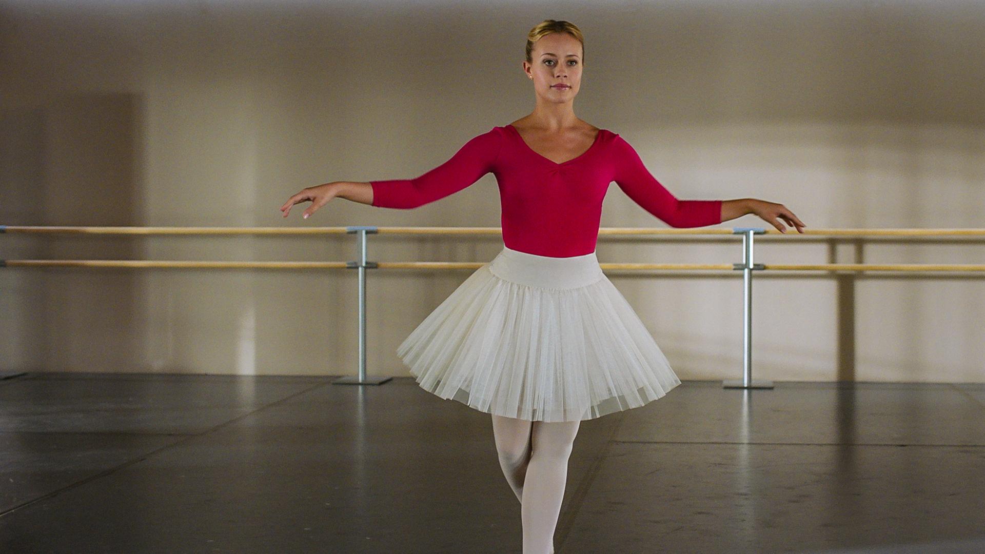 Auf Lena lastet viel Druck. Sie muss die Ballettprüfung bestehen, sonst darf sie nicht an der Schule bleiben.