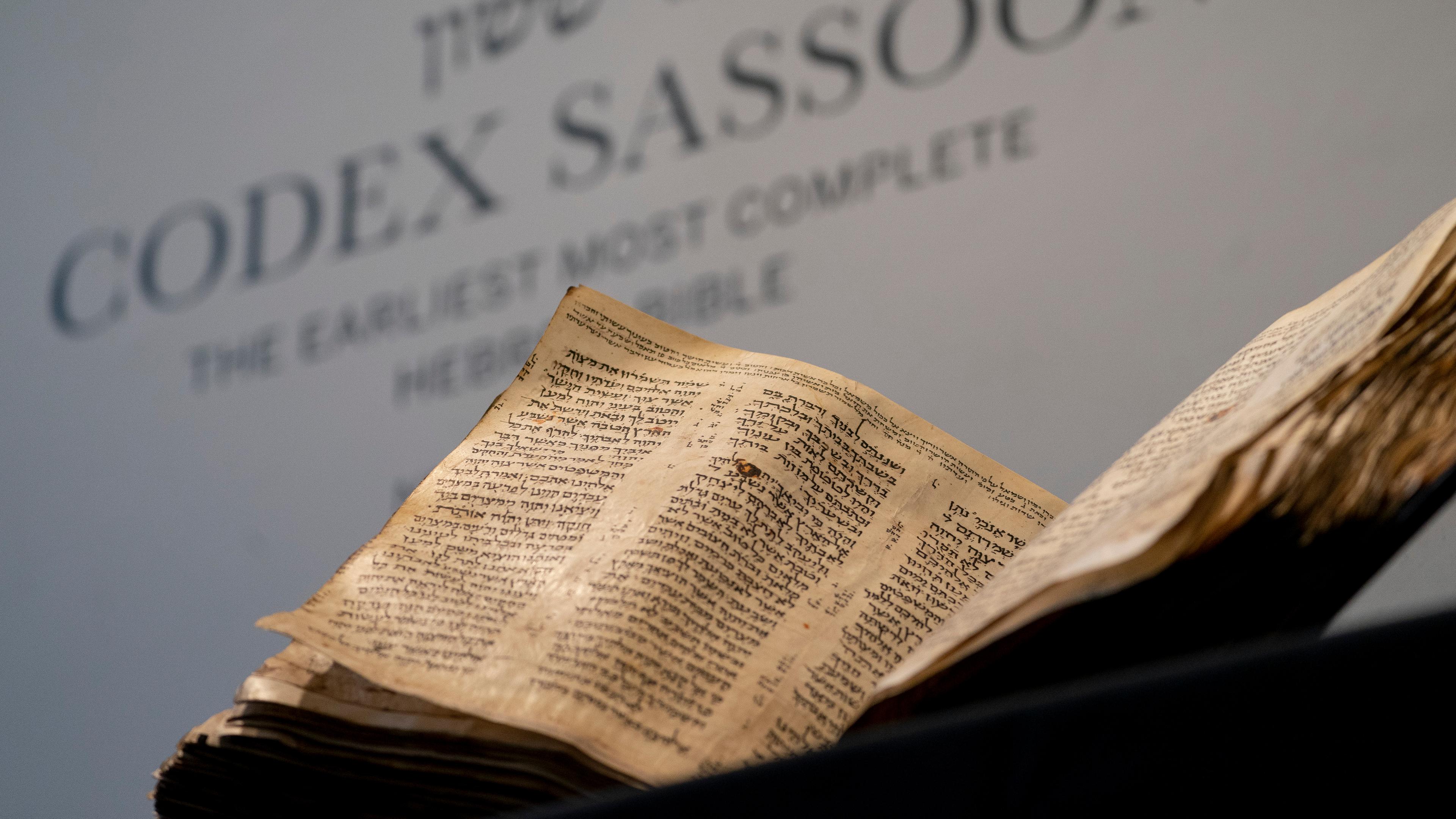 In New York ist eine mehr als 1.000 Jahre alte hebräische Bibel versteigert worden.
