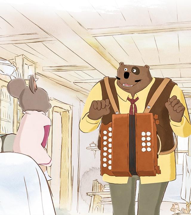 Ernest (l.) sitzt zu Hause in seinem Sessel. Die Maus Celestine (m.) sitzt bei ihm auf der Sessellehne. Beide schauen in Richtung Ernest's Freund Leon (r.). Dieser steht vor ihnen, erzählt von alten Zeiten und hat dabei sein Akkordeon umgeschnallt.