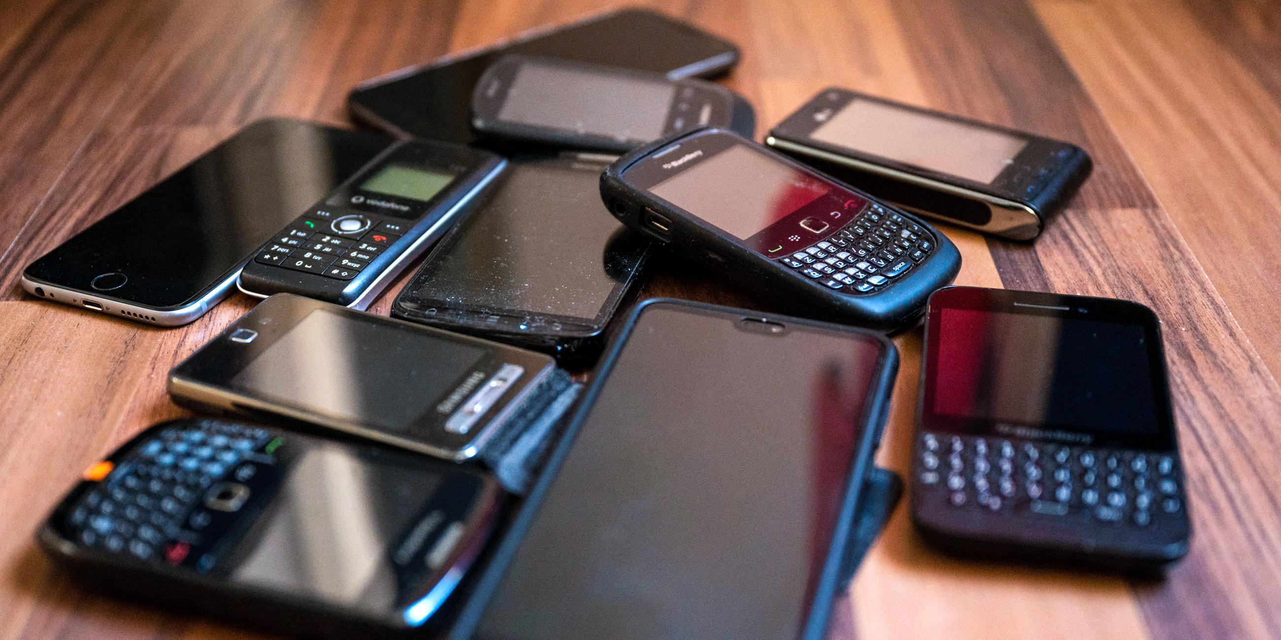 Ungenutzte Handys liegen auf dem Boden