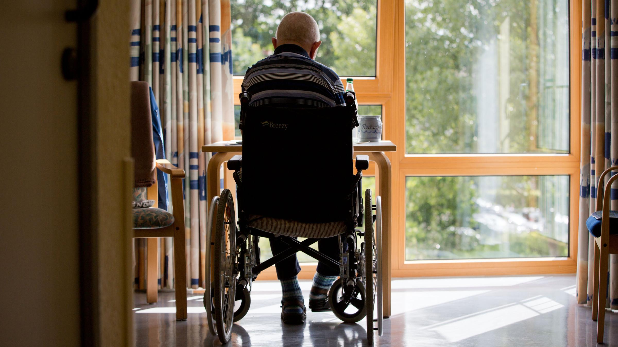 Ein Bewohner eines Altenpflegeheim im Rollstuhl in seinem Zimmer. Symbolbild; 05.06.2014