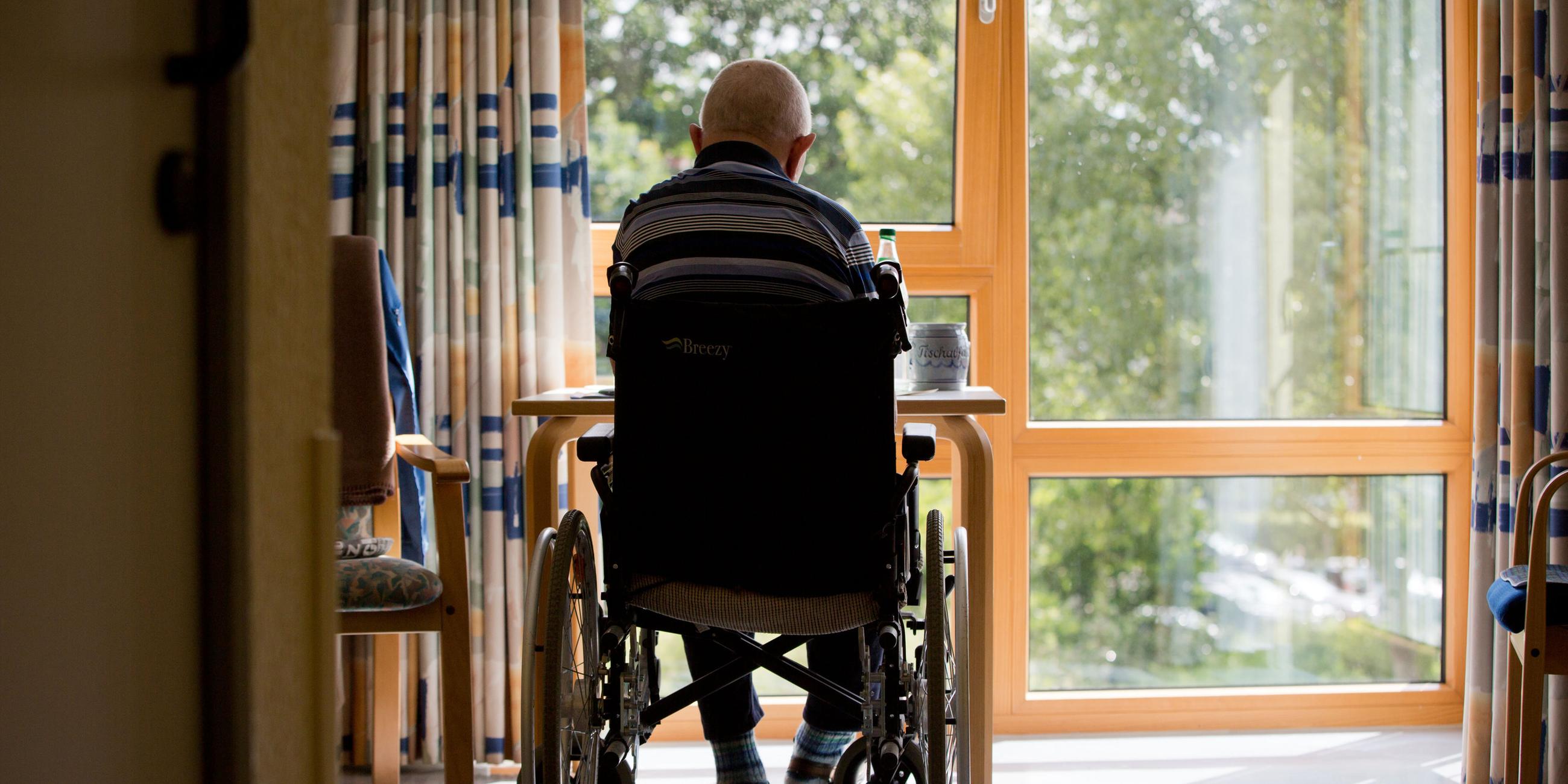 Ein Bewohner eines Altenpflegeheim im Rollstuhl in seinem Zimmer. Symbolbild; 05.06.2014