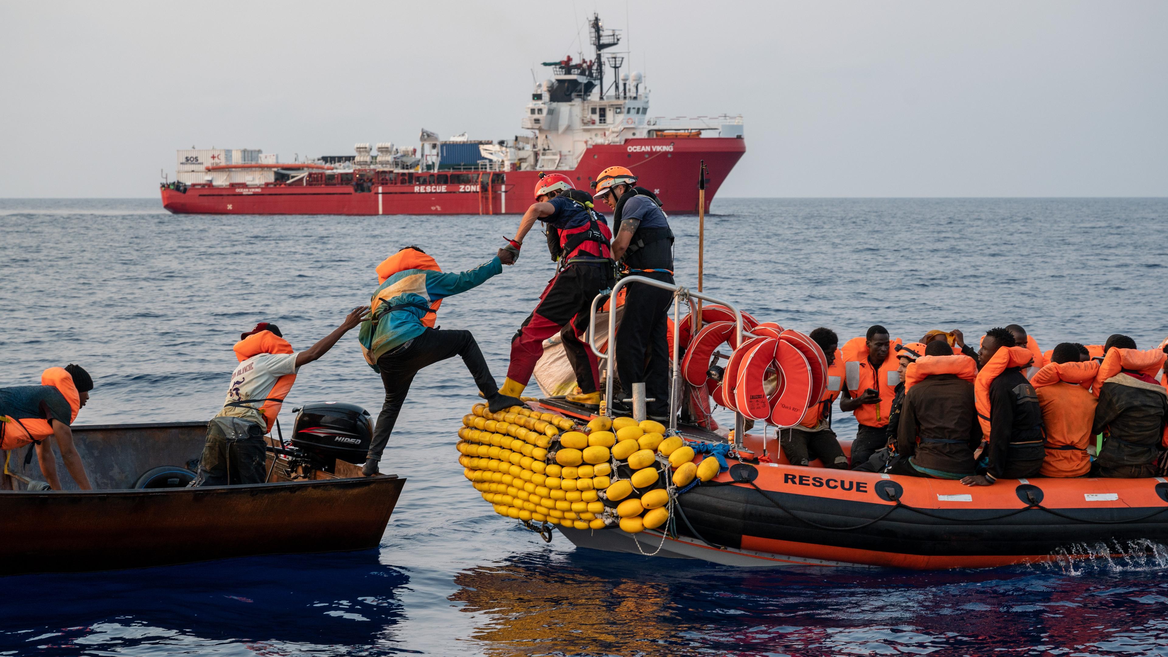 Seenotretter der europäische Hilfsorganisation SOS Méditerranée bei der Rettung schiffbrüchiger Migranten